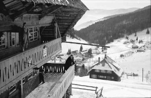 Muggenbrunn: Altes Schwarzwaldhaus mit Balkon und altem Kruzifix