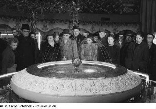 Besucher vor einem Springbrunnen in der Messehalle des Ausstellungslandes Bulgarien