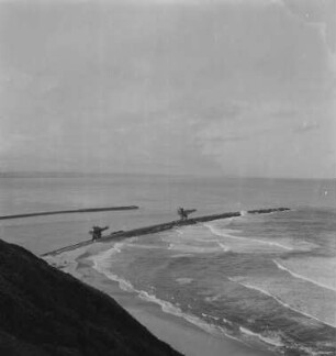 Blick auf "Bluff" und Hafeneinfahrt : Blick vom Leuchtturm auf die "Bluff" genannte Landzunge und die südlich davon gelegene Einfahrt in den Hafen von Durban.
