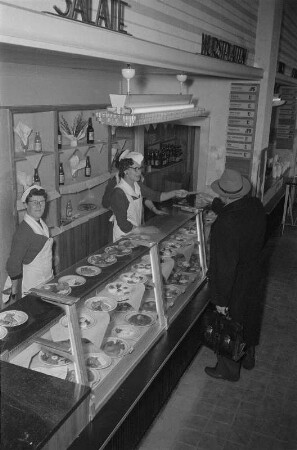 Selbstbedienungsrestaurant, in dem mit einem Ticketsystem abgerechnet wird