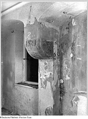Scharfenberg, Fenstergewände mit Gesimsstein : Scharfenberg. Fenstergewände mit Gesimsstein
