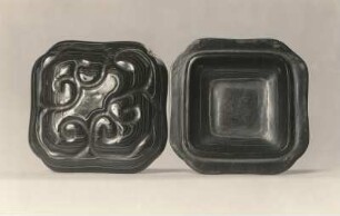 Kasten für Räucherwerk (Kobako) mit Masernachbildung (Schichten von rot und schwarz), Deckel und Inneres, Holz und Lack, Berlin, ehemals Sammlung Tikotin