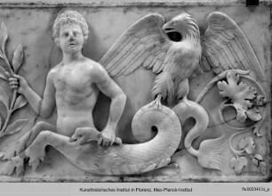 Camerino di alabastro : Ornamentrelief mit weiblicher Büste im Lorbeerkranz