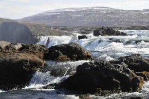 Godafoss-Wasserfall bei Akureyri : Der Godafoss-Wasserfall ("Götter"-Wasserfall) ist hundert Meter breit und fällt 11 Meter tief herab. Aufgenommen am 20. Mai 2012 in der Nähe von Akureyri