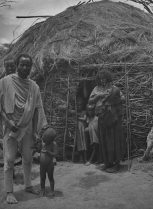 Familie der Oromo : Familienportrait einer Familie der Oromo vor ihrer Hütte