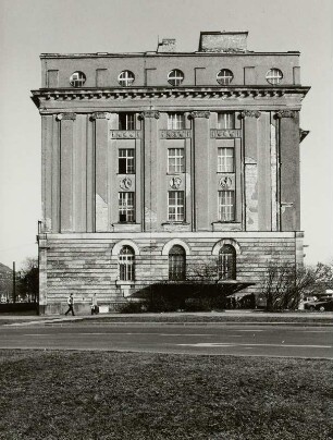 Gebäude der Dresdner Bank : Dresden-Altstadt, Waisenhausstraße 6/8. Gebäude der Dresdner Bank