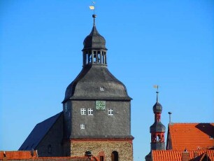 Harzgerode - Turm der Bergkirche : Die Kleinstadt im Unterharz hat sich zum lokalen Wirtschaftsstandort und Touristenziel entwickelt. Neben dem massigen Turm der Bergkirche Sankt Marien wirkt der Rathausturm winzig. Aufgenommen in Harzgerode am 16. Oktober 2011