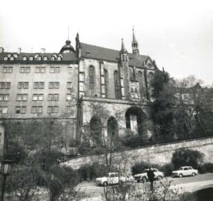 Altenburg. Schloss. 10./11. Jh. beg.. Schlossauffahrt (1725; G. S. Vater) mit Kirchensaalflügel und Schlosskirche (1413 gew./1444; M. v. Altenburg ern. u. 15./16. Jh.)