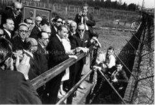 Der italienische Ministerpräsident Aldo Moro an der Mauer