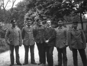 1. Weltkrieg. Gruppenaufnahme mit Soldaten in einer Parkanlage