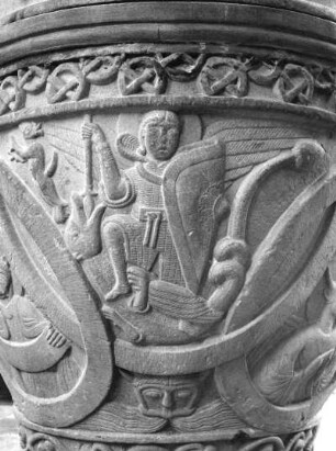 Altenstädt/Schongau, Romanischer Taufstein Anfang 13.Jh., St. Michael in Kettenhemd und mit gr0ssem Schild
