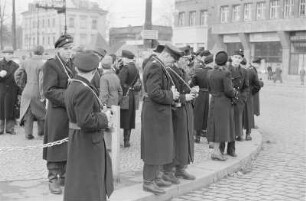 Dresden-Neustadt, Albertplatz. Gruppe von Volkspolizisten mit Fotoapparaten, an der Kreuzung wartend
