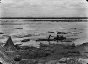 Totora Schilf : Zusammengestelltes Totora Schilf. Im Hintergrund Boote auf dem Desaguadero.