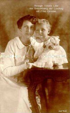 Viktoria Luise von Braunschweig mit ihrem Sohn Christian
