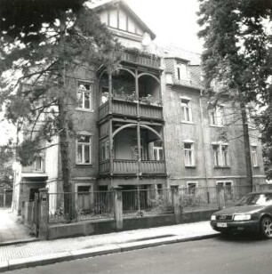 Dresden-Trachau, Dorothea-Erxleben-Straße 5. Villa (um 1910). Straßenansicht mit Einfriedung
