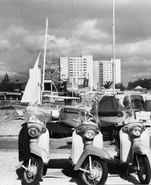 Dresden. Freigelände an den Ausstellungshallen am Fucikplatz, Messe: Dresden Freizeit 70, Mopeds und Segelboote