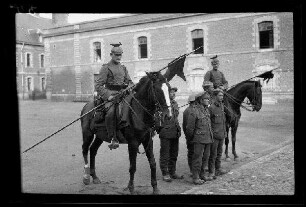 [Zitadelle Cambrai (?) (Dep. Nord, Frankreich)]: 5 Gefangene zwischen 2 [Ulanen mit Tschapka] und Lanze im Hof der Zitadelle ("Gefangene der Somme-Schlacht und Begleitmannschaft")