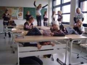 Inszenierte Szene in einem Klassenraum: Schülerinnen mit ihren "Klonen" (Prämiertes Foto, Imaging-Special)