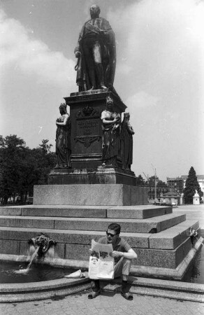 Großherzog-Karl-Friedrich-Denkmal auf dem Schlossplatz.