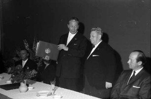 Freiburg: Regierungspräsidium; Anton Dichtel 60 Jahre; Ministerpräsident Kurt Georg Kiesinger mit Urkunde für Anton Dichtel