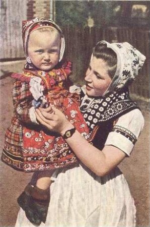 Mädchen in Halbtrauer und die Kindertracht aus Schleife : Kleidung - Schleifer Tracht. Mädchen in Halbtrauer und Kind in Kindertracht.