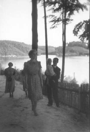 Gruppe von Spaziergängern an einem See