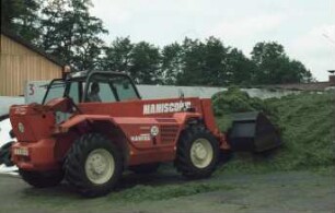 Fotografie: Ein- und Auslagerungstechnik, Teleskoplader, Grassilage, Fahrsilo
