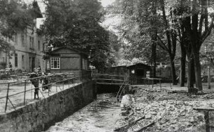 Dresden-Neustadt, Radeberger Straße 100. Gasthof Heidemühle. Ansicht von Südost über die Prießnitz (nach dem Hochwasser) mit Brücke zum Biergarten und zur Eingangsseite