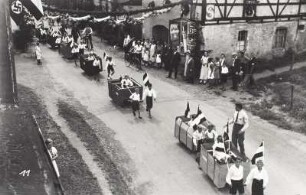 Festzug. Nr. 11: Kindergruppe mit stilisierten Eisenbahnanhängern