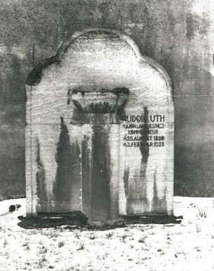 Grabmal für Rudolf Uth : Grabmal für Rudolf Uth. Kalkstein (ab 1928). Dresden-Neustadt, Albertstadt, Nordfriedhof (Garnisonsfriedhof)