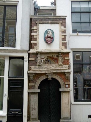 Haarlem: Gasthausportal (historisches Zeugnis)
