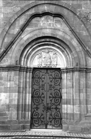 Schwarzach: Romanische Kirche; Außenportal