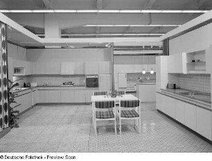 Anbauküche "ratiomat 80/4" : Ausstellungskoje mit Anbauküche "ratiomat 80/4" (1976; VEB Möbelfabrik Zwönitz)