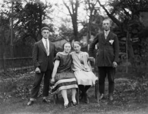 Mittelsachsen, Frau im Korbstuhl sitzend : Mittelsachsen. Frau im Korbstuhl sitzend