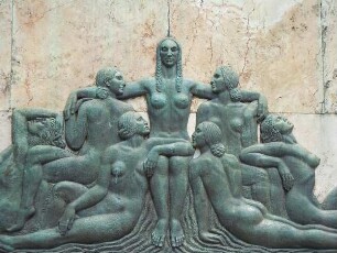 Panama-City - Skulpturen nackter Damen : Skulpturen nackter Schönheiten schmücken den Sockel des Denkmals für Belisario Porras. Aufgenommen am 14. September in Panama-City