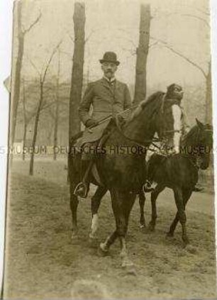 Theobald von Bethmann Hollweg bei einem Ausritt im Tiergarten