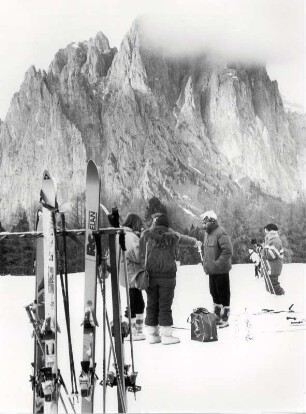 Touristen auf der Ciampedie mit dem Rosengarten, Fassatal, Trentino