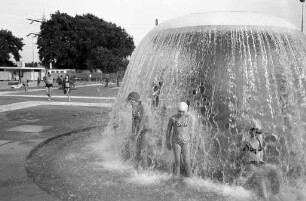 Badebetrieb im Rheinhafenbad