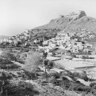 Griechenland. Insel Leros. Agia Marína. Ansicht von Platanos mit dem Ortsteil Christos. Blick zur Burg (7. Jahrhundert)