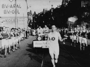 Szene aus dem Dokumentarfilm "Das olympische Feuer in Dresden": Staffelläufer in der Leipziger Straße