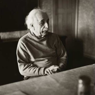 Der Physiker Albert Einstein in seinem Haus in Princeton