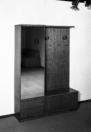 Garderobenschrank Mario : Leipzig. Leipziger Herbstmesse, 1986. Garderobenschrank Mario. Holz, folienbeschichtet in Eichenholzoptik (P 43) (1986; VEB Möbelwerk Friedrichroda)