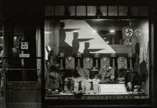 Roßwein, Döbelner Straße 4. Schaufenster mit Uniformen, von der Reichszeugmeisterei der NSDAP zugelassene Verkaufsstelle für Bekleidung, Ausrüstung und Abzeichen