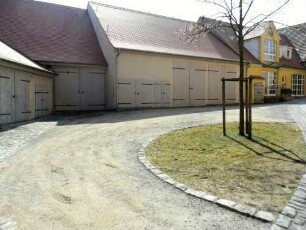 Kirchhof im Osten mit Gaden (Kirchhofmauer als Außenmauer - Gebäude im 19-20 Jh auf altem Grundriß erneuert)
