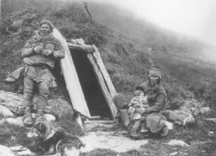 Gegend um Tromsö. Samen-Familie vor ihrer Erdblockhütte
