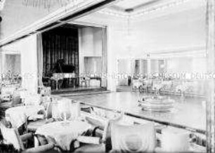 Leerer Ballsaal mit Tanzfläche und Flügel an Bord des Hochseepassagierdampfers "Bremen"