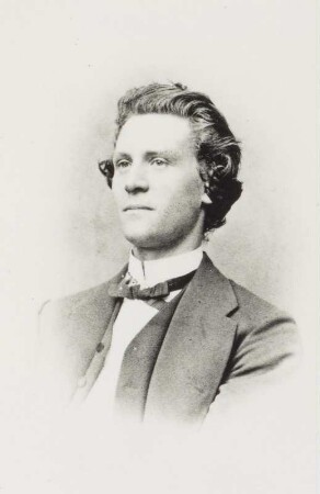 Porträt Albert Stritt (1847-1908; Sänger, Schauspieler). Albuminabzug auf Karton (Carte-de-visite mit Atelieraufdruck recto)