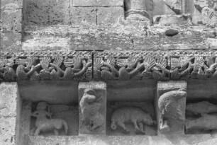 Konsolen mit den vier Evangelistensymbolen: Stier, Adler, Engel und Löwe?