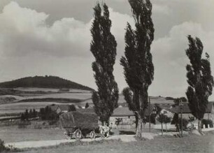 Helmershausen, Blick auf Dorf und Landschaft mit einem Fuhrwerk