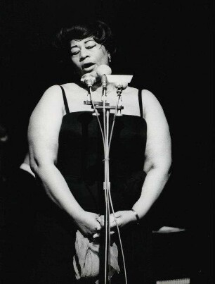 [Ella Fitzgerald singend]